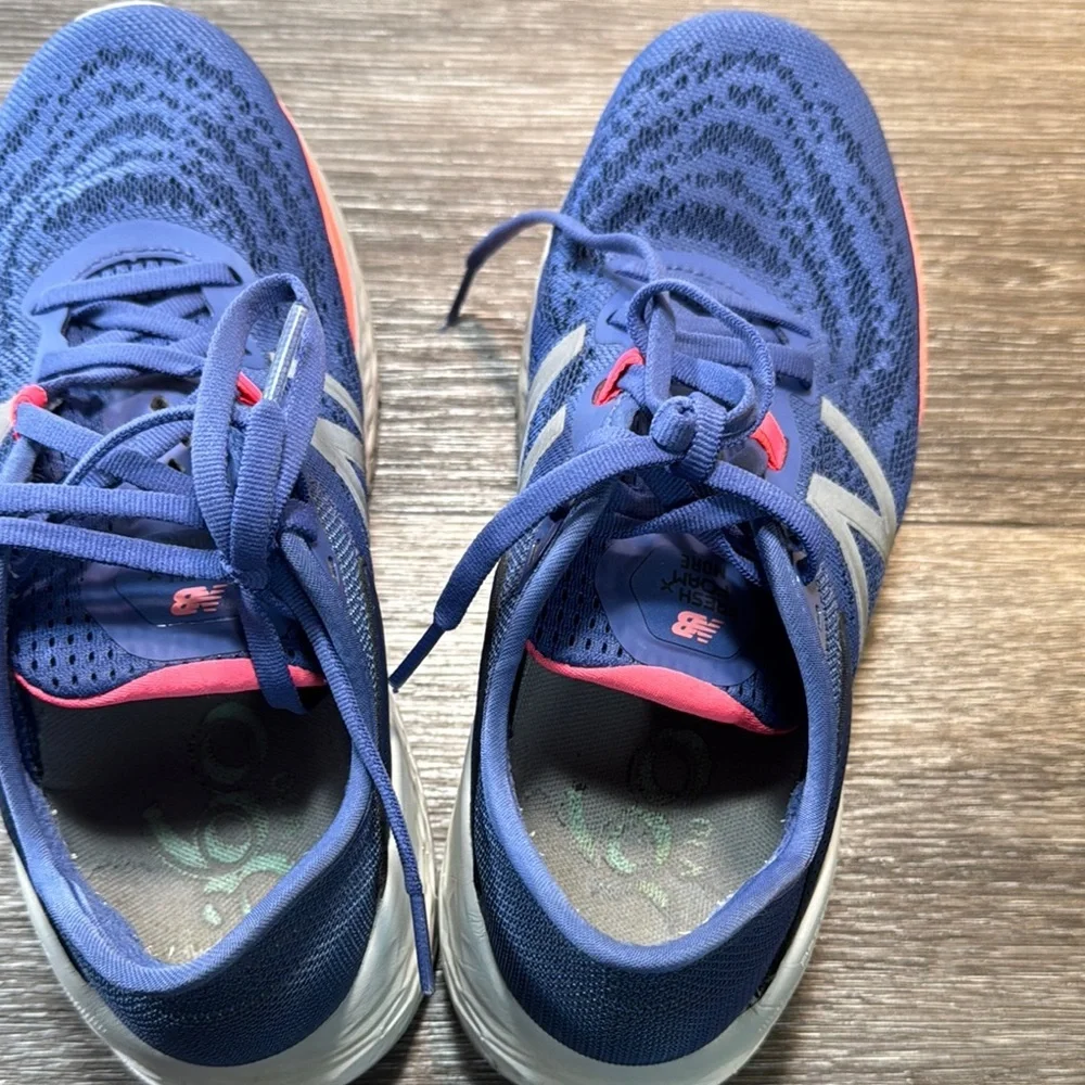New Balance fresh foam Navy Running Shoes woman’s size 8.5 (b211)